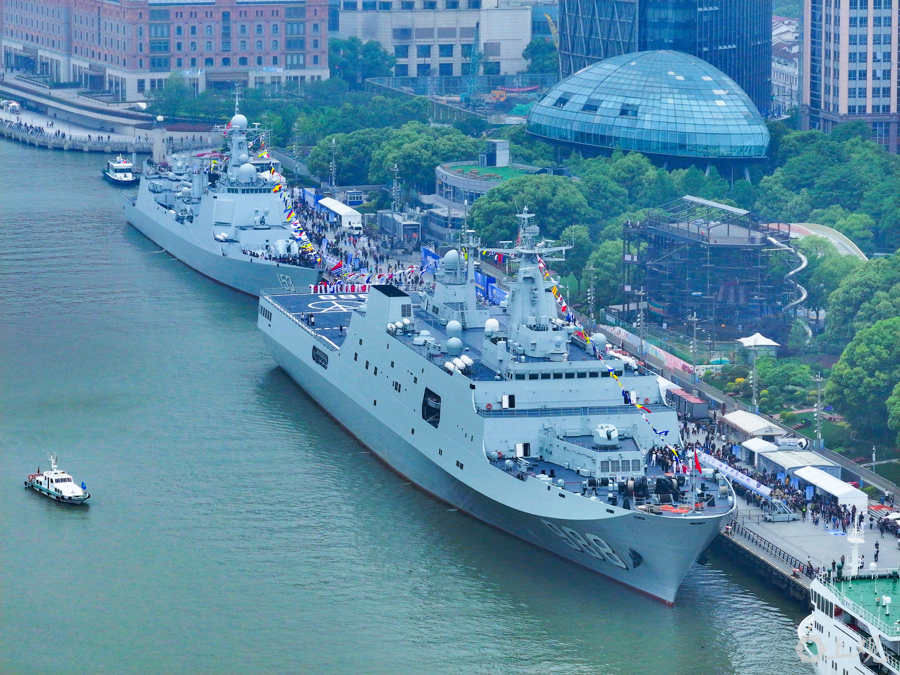 導(dǎo)彈驅(qū)逐艦西安艦、綜合登陸艦沂蒙山艦停靠在上海港國際客運中心碼頭，迎接社會各界民眾參觀。記者 張海峰 攝.jpg