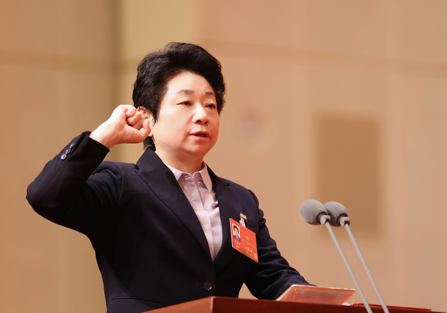 昨天上午，市十六屆人大二次會議憲法宣誓儀式舉行。新當選的市人大常委會主任黃莉新進行憲法宣誓。袁婧 攝  .jpeg