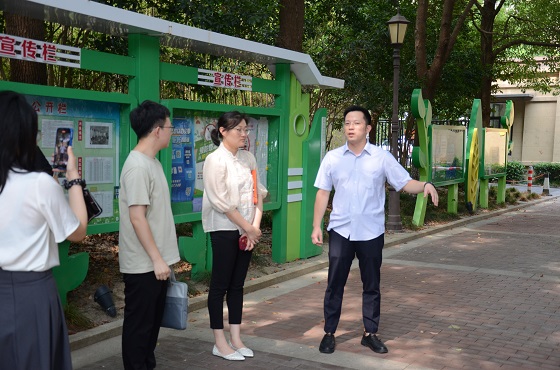萬盛居民區(qū)黨支部書記、居委會(huì)主任翁益兵向大家介紹
