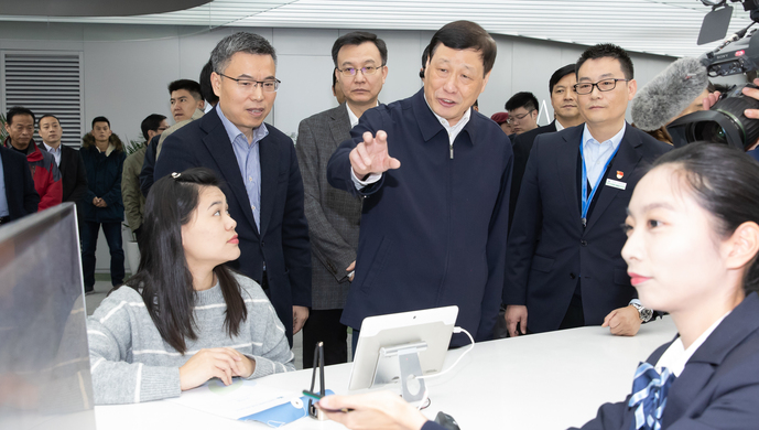 2018年12月27日，應(yīng)勇市長來到徐匯區(qū)行政服務(wù)中心，現(xiàn)場察看“一網(wǎng)通辦”推進(jìn)情況。
