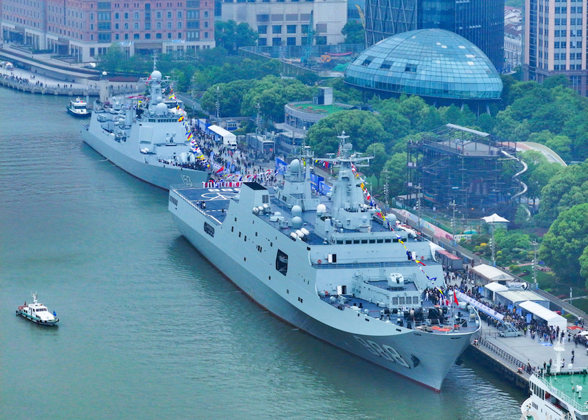 兩艘現役主戰(zhàn)艦艇滬上首開放 高掛滿旗慶節(jié)日 靜臥浦江迎客來