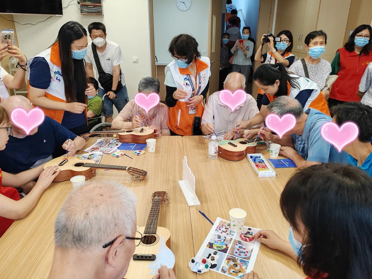 首次走進(jìn)長寧區(qū)社會福利院的老年人被暖到了……2.jpg