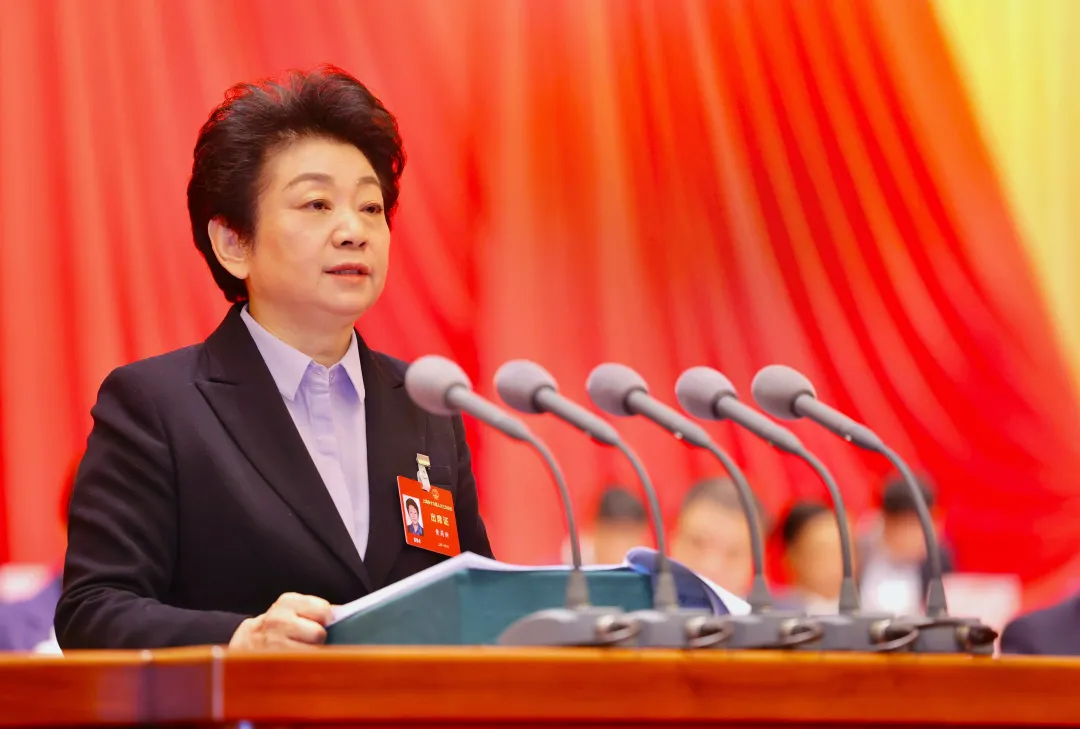 黃莉新作市人大常委會工作報告。 袁婧 攝.jpeg