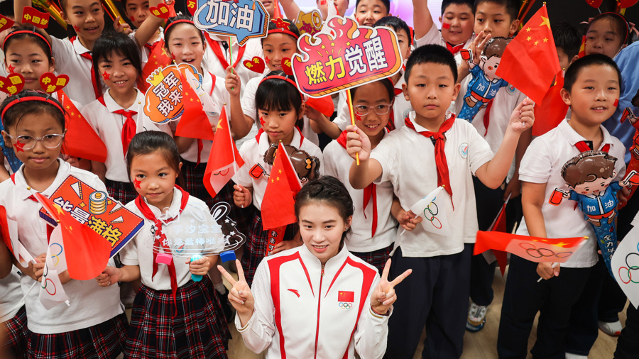 陳芋汐回到母校上海市徐匯區(qū)光啟小學(xué)，與師生代表合影留念。記者 海沙爾 攝.jpg