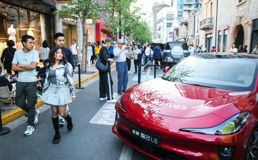 以“街區(qū)為舞臺(tái)”的首屆街區(qū)汽車生活節(jié)在張園及茂名北路限時(shí)步行街展開(kāi).jpg