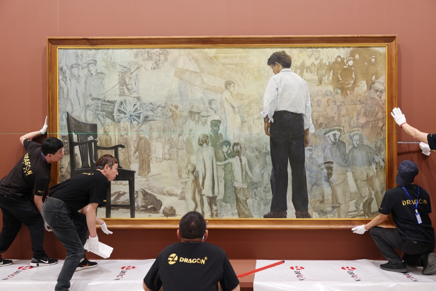 昨天，浦東美術(shù)館工作人員正在布置陳逸飛油畫作品《踱步》.jpg