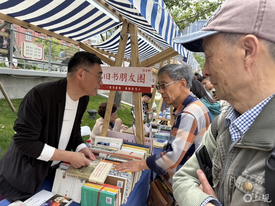 參加“舊書(shū)朋友圈”的傳記作家羅銀勝為讀者熱情介紹書(shū)籍。 施晨露 攝  .jpeg